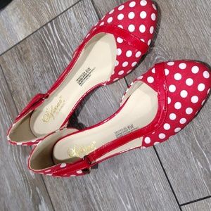 Sofwear white and red polka dot cotton flats. NWOT. 6 wide